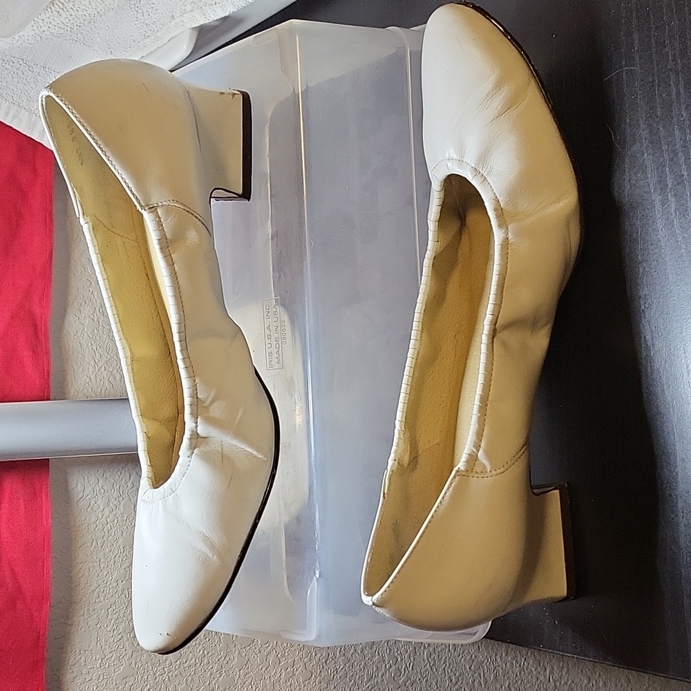 Naturalizer cream flats, 1 1/2" heels